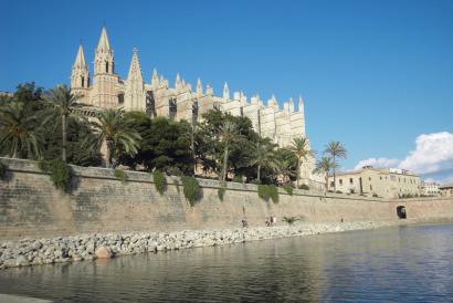 Elegant apartment located in the Old Town of Palma next to the Cathedral.