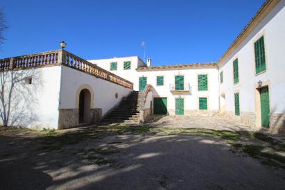 Finca with 28 hectares and 6500 m² built, 10 minutes from the beach of Muro.