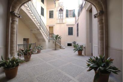 Elegant and representative luxury flat, 2 bedrooms and 3 bathrooms, in the Calatrava area of Palma's old town.