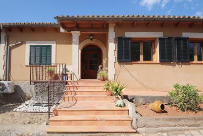 Country house with 4 bedrooms and garden with views in Alcúdia area.