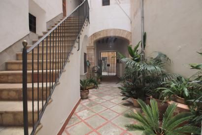 A 3-bedroom apartment to renovate in the old town of Palma.