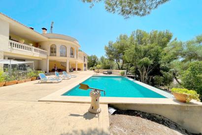 Splendid Villa with garden, pool and guest flat in Paguera, Calviá.