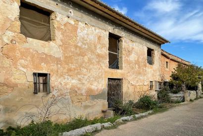 Large country house with land to renovate in Santa Eugenia area