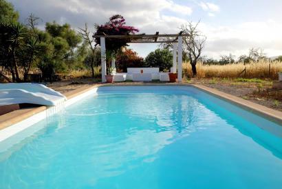 Casa de campo con piscina 4 dormitorios con jardín  en Sencelles.