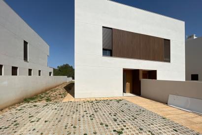 Casa moderna de nueva construccion con piscina, 4 dormitorios, 3 baños, Puig de Roig.