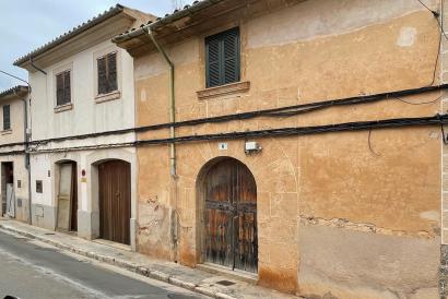 Town house with garden and terrace to renovate in Llucmayor