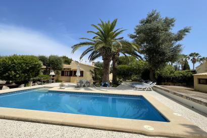 Idyllically situated finca in popular area of Pollença with 2 houses, pool and garden