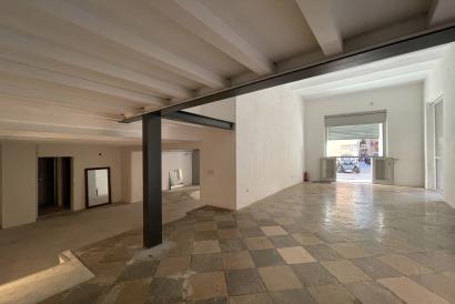 Commercial premises with shop windows and high ceilings, on a corner, Plaza Quartera area, Palma.
