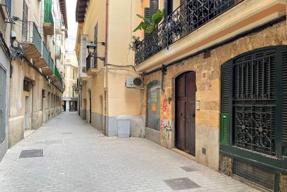 90 m² commercial premises on two levels in a pedestrian street close to the Plaza Mayor.