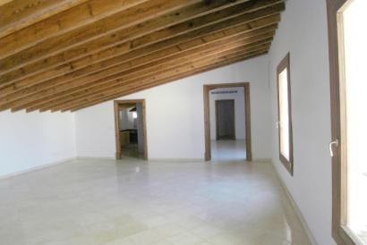 Apartamento de 3 dormitorios, balcón, sin muebles, soleado y con carácter, ascensor, zona Paseo del Borne, Palma.