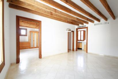 Unfurnished, sunny apartment with character, one bedroom, elevator, near Paseo del Borne.