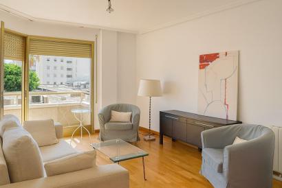 Furnished, sunny flat, 3 bedrooms, balcony, in the Palacio de Congresos area