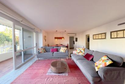 Tennis area, furnished apt with terrace, 4 bedrooms, 3 bathrooms, lift, 2 parkings.