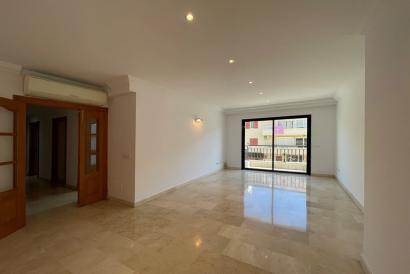 Unfurnished first floor flat, terrace, 3 bedrooms, parking, next to the sea, in Portixol.