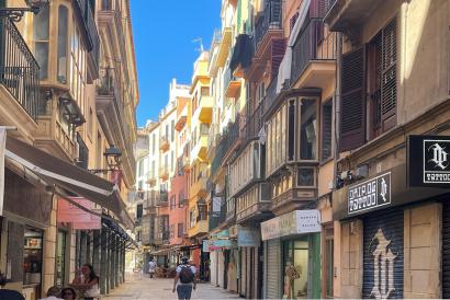 Premises on Platería Street, in the heart of the commercial center in the Old Town. Palma.