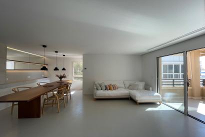 Furnished apartment, 2 bedrooms, sea views, and proximity to essential services.