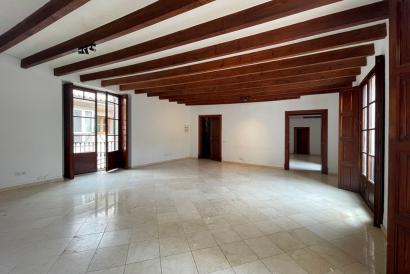 3-bedroom apartment with balcony, unfurnished, sunny and full of character, elevator, Paseo del Borne area, Palma.