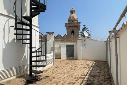 Spacious apartment with excellent location, 4 bedrooms, 2 bathrooms, elevator, terrace in Palma.