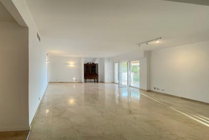 Elegant apartment with terrace, pool, sea views, parking, and 3 bedrooms. San Agustín, Palma.