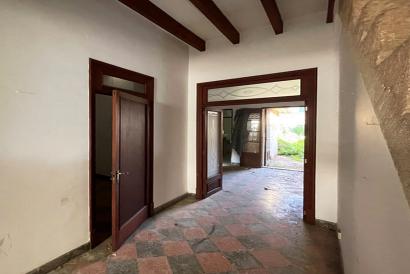 Llucmajor, Village house in the old town with patio and terrace, to renovate.