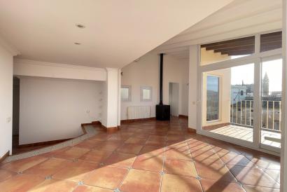 Penthouse with terrace, one bedroom, lift, and parking option, Old Town, Palma.