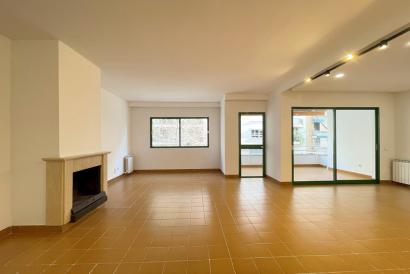 Unfurnished 4-bedroom apartment with terrace, parking and lift. Luis Vives, Palma.