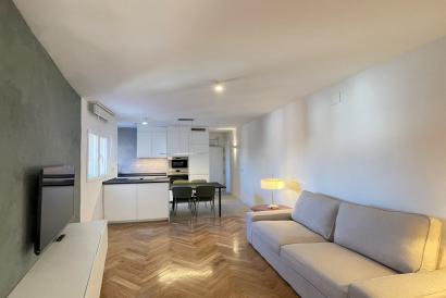 Elegant brand-new apartment, 2 bedrooms, balcony, elevator, fully furnished. Moratalaz area, Madrid.
