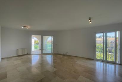 Unmöblierte 1-Zimmer-Wohnung mit Terrasse, Meerblick und Parkplatz in Ciudad Jardín.