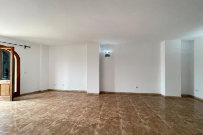 Apartamento sin amueblar de 3 dormitorios, 2 baños, en el pueblo de Llucmajor.