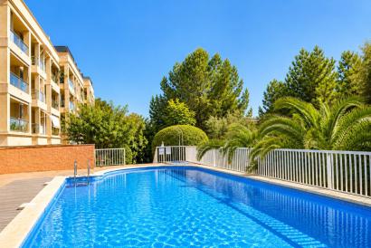 La Bonanova, a 2-bed 2-bath flat for rent with terrace and community pool